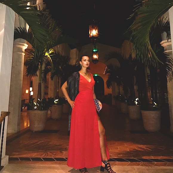 Beautiful classy red dress - Picture 5 of 8